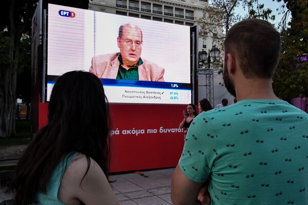 Κατήφεια και απογοήτευση στα εκλογικά περίπτερα Δούρου - Ηλιόπουλου στο Σύνταγμα
