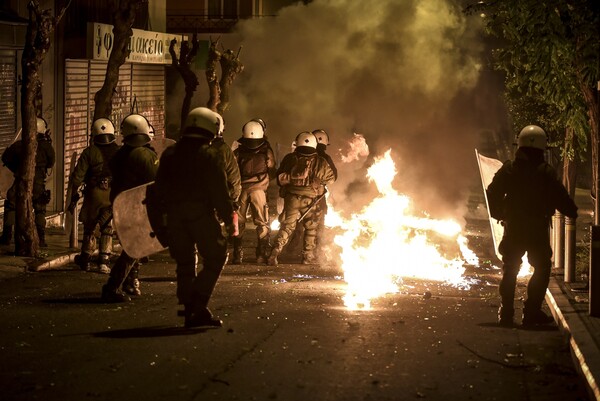 Επιθέσεις με μολότοφ στα γραφεία του ΣΥΡΙΖΑ και στα Εξάρχεια