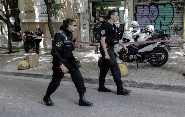 Εξάρχεια: Επίθεση σε αστυνομικούς της ΔΙ.ΑΣ - Ανθρωποκυνηγητό από την ΕΛ.ΑΣ