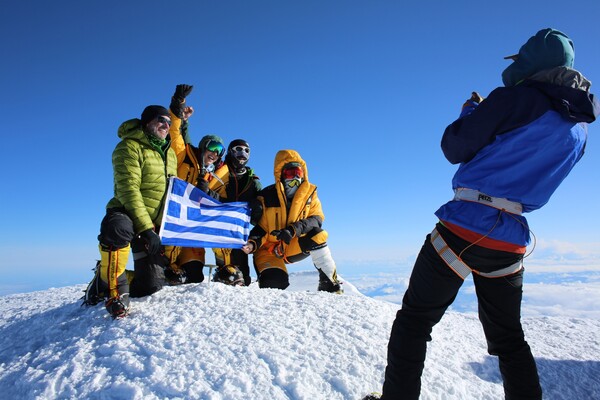 Δύο Ελληνίδες φιλοδοξούν να «κατακτήσουν» την υψηλότερη κορυφή του κόσμου