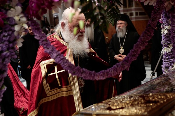 Πάσχα 2019: Κατάνυξη στην Αθήνα - Χιλιάδες άνθρωποι στην περιφορά των Επιταφίων