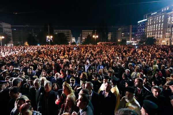 Πάσχα 2019: Κατάνυξη στην Αθήνα - Χιλιάδες άνθρωποι στην περιφορά των Επιταφίων