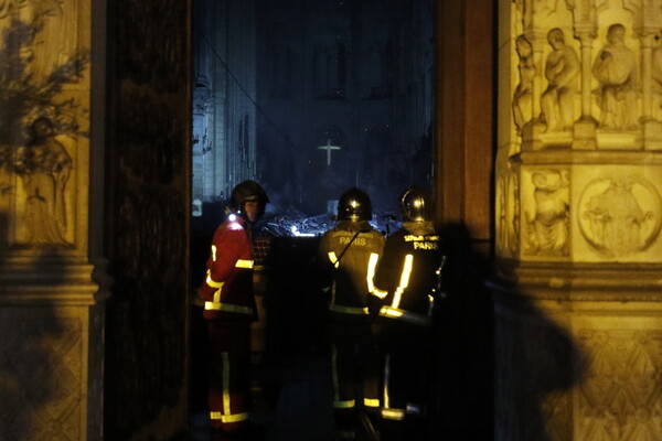 Παναγία των Παρισίων: Οι πρώτες εικόνες από το εσωτερικό του ναού
