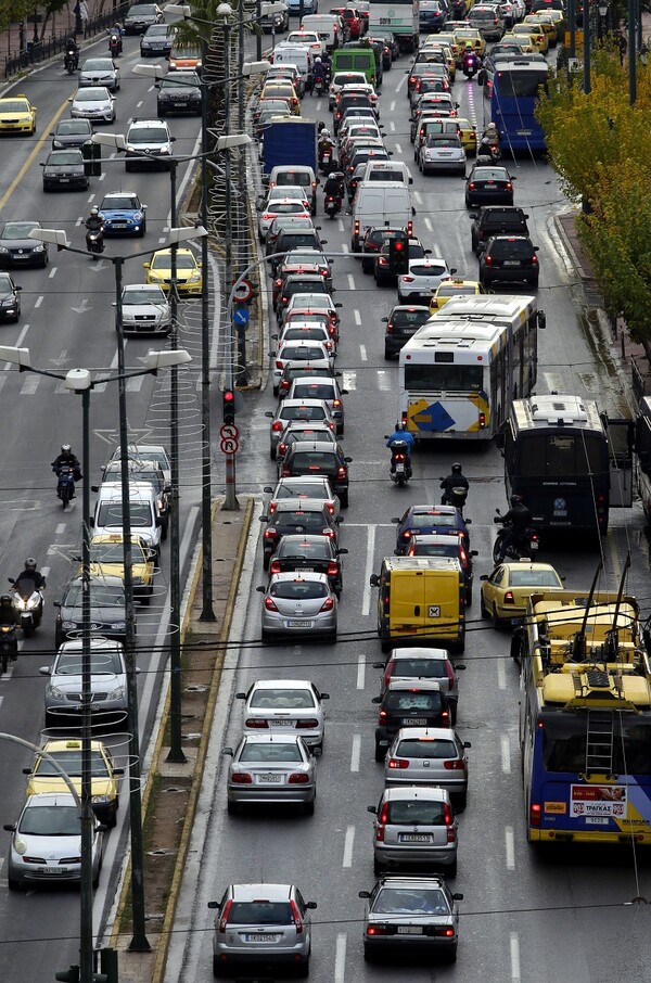 Πρωταθλητές στις βρισιές οι Έλληνες οδηγοί - Οι μισοί δεν φορούν ζώνη ασφαλείας