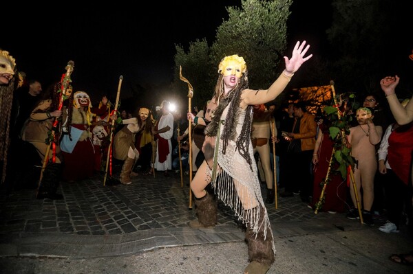 Φαλληφόρια στο κέντρο της Αθήνας - Σάτυροι, Μαινάδες και φαλλοί στην διονυσιακή πομπή