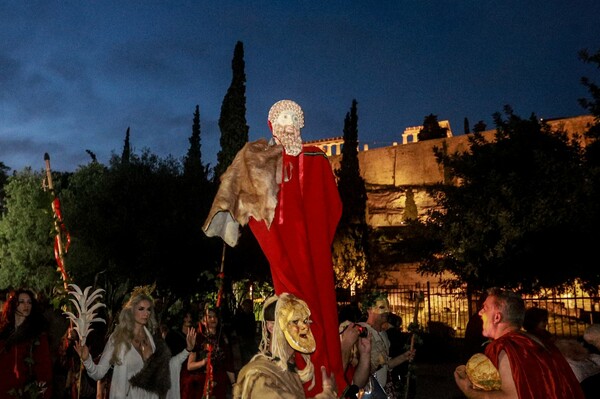 Φαλληφόρια στο κέντρο της Αθήνας - Σάτυροι, Μαινάδες και φαλλοί στην διονυσιακή πομπή