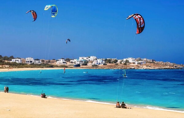 Γαλάζιες σημαίες: Είναι αυτές όντως οι καλύτερες παραλίες της Ελλάδας;
