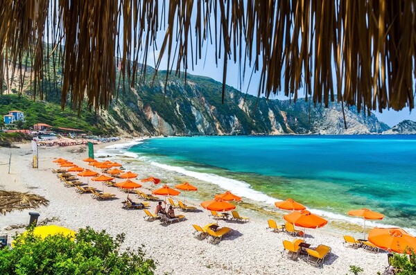 Γαλάζιες σημαίες: Είναι αυτές όντως οι καλύτερες παραλίες της Ελλάδας;