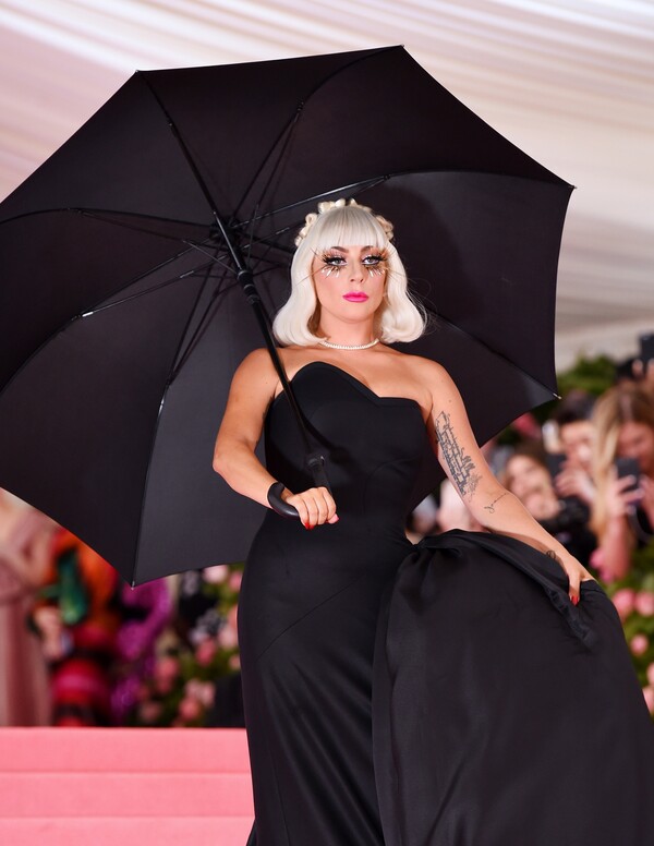 Met Gala 2019: Η Lady Gaga αλλάζει 4 φορές πριν καν ανέβει τις σκάλες του Μουσείου