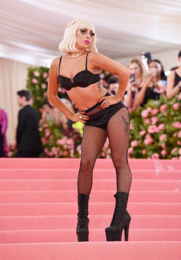 Met Gala 2019: Η Lady Gaga αλλάζει 4 φορές πριν καν ανέβει τις σκάλες του Μουσείου