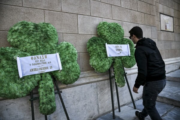 Λαϊκό προσκύνημα για τον Θανάση Γιαννακόπουλο- Σκεπασμένο με σημαία του Παναθηναϊκού το φέρετρο