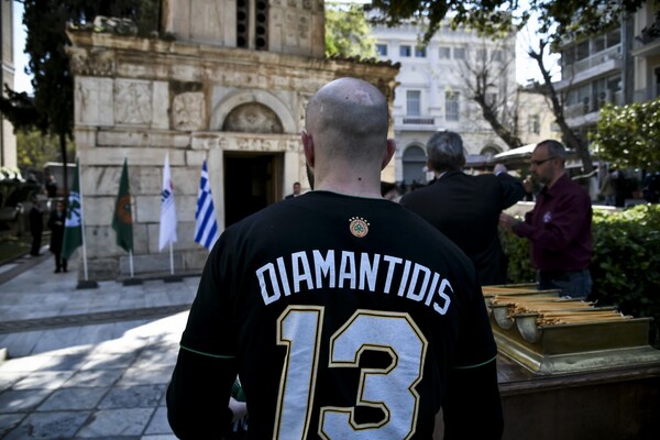 Λαϊκό προσκύνημα για τον Θανάση Γιαννακόπουλο- Σκεπασμένο με σημαία του Παναθηναϊκού το φέρετρο