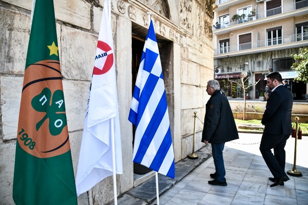 Λαϊκό προσκύνημα για τον Θανάση Γιαννακόπουλο- Σκεπασμένο με σημαία του Παναθηναϊκού το φέρετρο