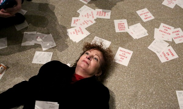 Οπιοειδή και μουσεία στο στόχαστρο της Nan Goldin και των ακτιβιστών - Οργισμένη διαμαρτυρία στο Guggenheim