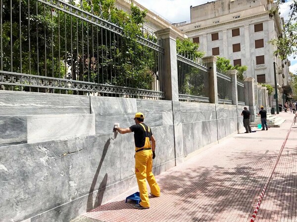 Η Αθήνα καθαρίζει από τα παράνομα γκράφιτι και τις μουτζούρες της