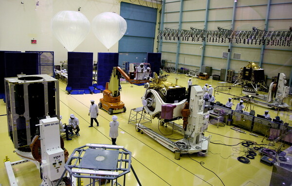 Η Ινδία στη μάχη του διαστήματος - Παρουσίασε το σκάφος που θα εκτοξεύσει στη Σελήνη