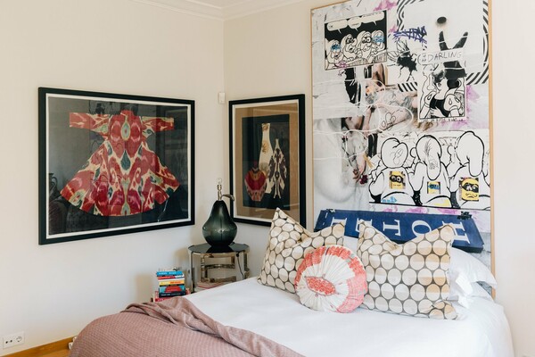 Ένα διαμέρισμα στο Κολωνάκι με αφρικανικές μάσκες, έργα τέχνης και design αντικείμενα