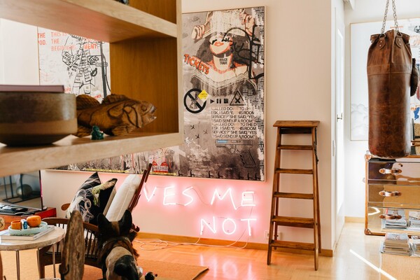 Ένα διαμέρισμα στο Κολωνάκι με αφρικανικές μάσκες, έργα τέχνης και design αντικείμενα