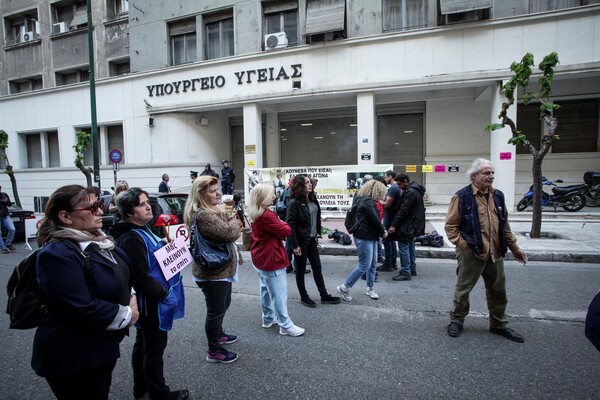 «Μας σταυρώνουν, μας σουβλίζουν»: Διαμαρτυρία των καθαριστριών στο υπουργείο Υγείας