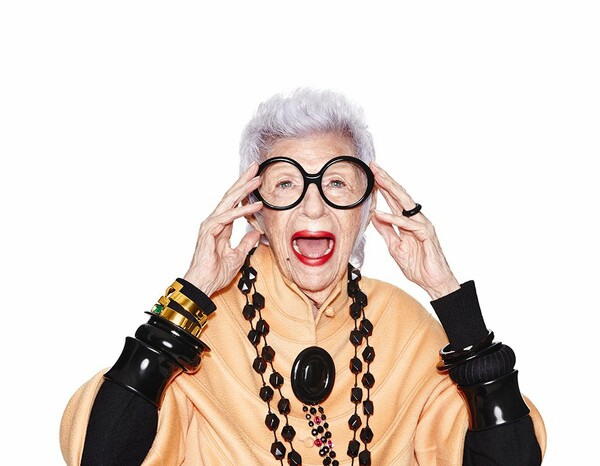 Η Iris Apfel μόλις έκλεισε στα 97 της χρόνια το πρώτο συμβόλαιο με πρακτορείο μοντέλων