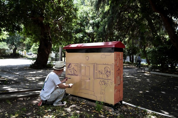 Καλλιτέχνες ζωγραφίζουν τα ΚΑΦΑΟ της Αθήνας - Μεταμορφώνουν την πόλη με καμβά τους κατανεμητές τηλεφωνίας