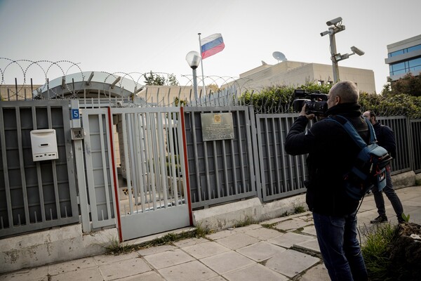 Χειροβομβίδα στο ρωσικό προξενείο: Οι κάμερες ασφαλείας κατέγραψαν τους δράστες
