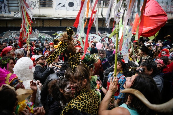 Όλοι χορεύουν στο Καρναβάλι στο Μεταξουργείο - Το μεγάλο αποκριάτικο πάρτι της Αθήνας ξεκίνησε