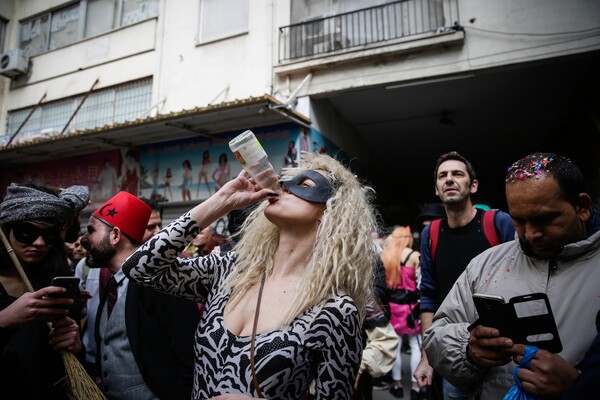 Όλοι χορεύουν στο Καρναβάλι στο Μεταξουργείο - Το μεγάλο αποκριάτικο πάρτι της Αθήνας ξεκίνησε