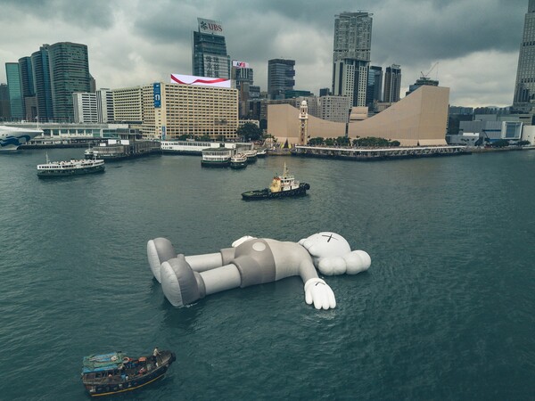Ένα πελώριο έργο του KAWS επιπλέει στο λιμάνι του Χονγκ Κονγκ