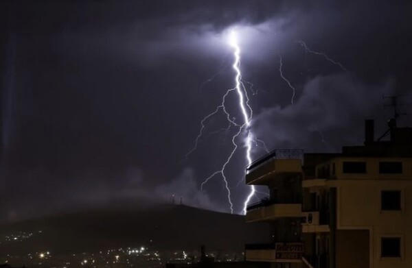 Σφοδρή κακοκαιρία: 6.250 κεραυνοί έχουν πέσει από το μεσημέρι