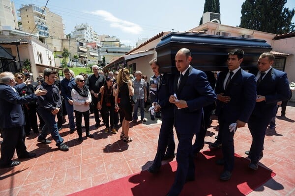 Συγκίνηση στην κηδεία του Κώστα Ευριπιώτη - Ηθοποιοί, συγγενείς και φίλοι είπαν το «τελευταίο αντίο»