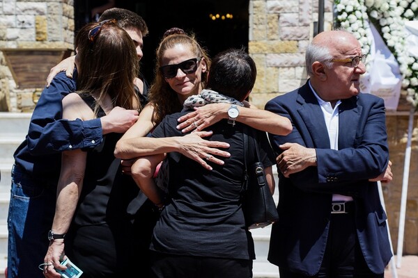 Συγκίνηση στην κηδεία του Κώστα Ευριπιώτη - Ηθοποιοί, συγγενείς και φίλοι είπαν το «τελευταίο αντίο»