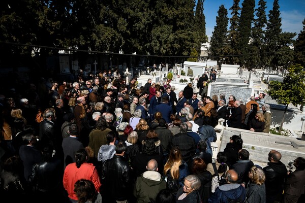 Το τελευταίο αντίο στον Φαίδωνα Γεωργίτση - Ηθοποιοί, φίλοι και συγγενείς συντετριμμένοι στην κηδεία του