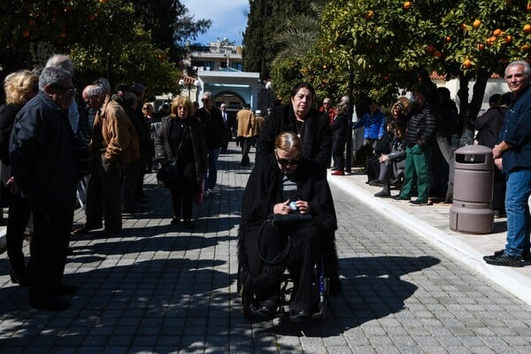 Το τελευταίο αντίο στον Φαίδωνα Γεωργίτση - Ηθοποιοί, φίλοι και συγγενείς συντετριμμένοι στην κηδεία του