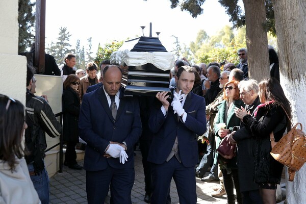 Το τελευταίο αντίο στον Φαίδωνα Γεωργίτση - Ηθοποιοί, φίλοι και συγγενείς συντετριμμένοι στην κηδεία του
