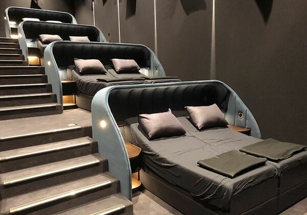 Άνοιξε σινεμά με διπλά κρεβάτια και μαξιλάρια: Η απόλυτη VIP εμπειρία