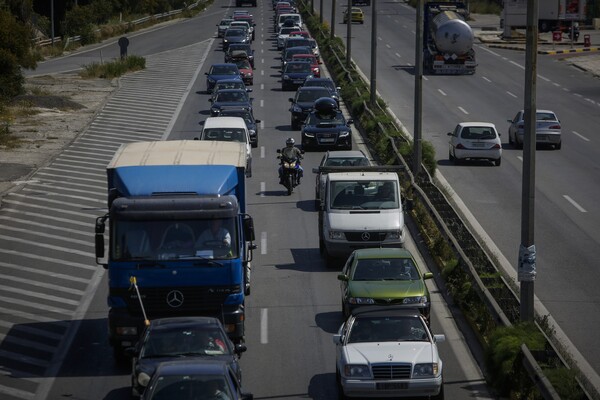 Ουρές χιλιομέτρων στον Κηφισό λόγω τροχαίου – Ποιοι δρόμοι είναι μποτιλιαρισμένοι