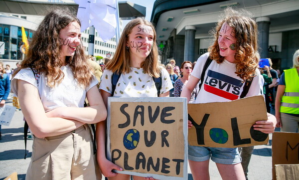 Χιλιάδες νέοι στους δρόμους για το κλίμα ενόψει Ευρωεκλογών