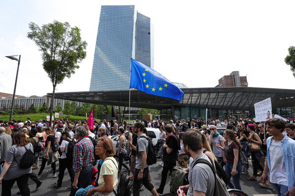 Χιλιάδες νέοι στους δρόμους για το κλίμα ενόψει Ευρωεκλογών