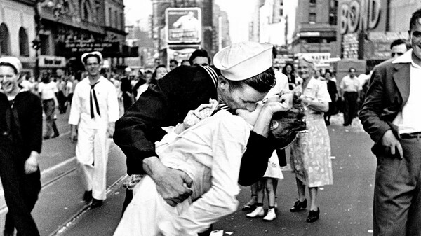 Πέθανε ο ναύτης από την εμβληματική φωτογραφία «Το φιλί στην Τάιμ Σκουέαρ»