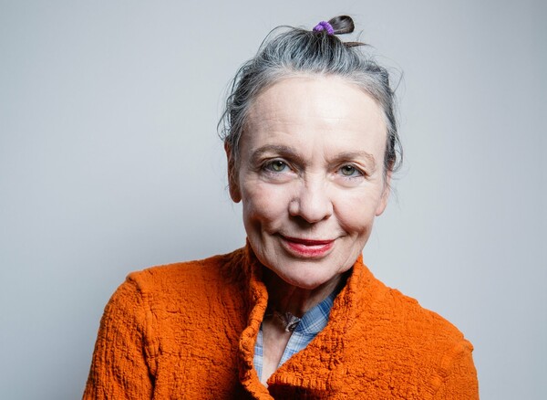 Laurie Anderson: «Μην είμαστε δέσμιοι του πανικού που σπέρνουν τα media»