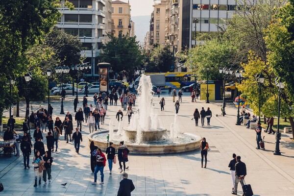 Περπατώντας από το Σύνταγμα μέχρι το Γκάζι, το μεσημέρι μιας καθημερινής