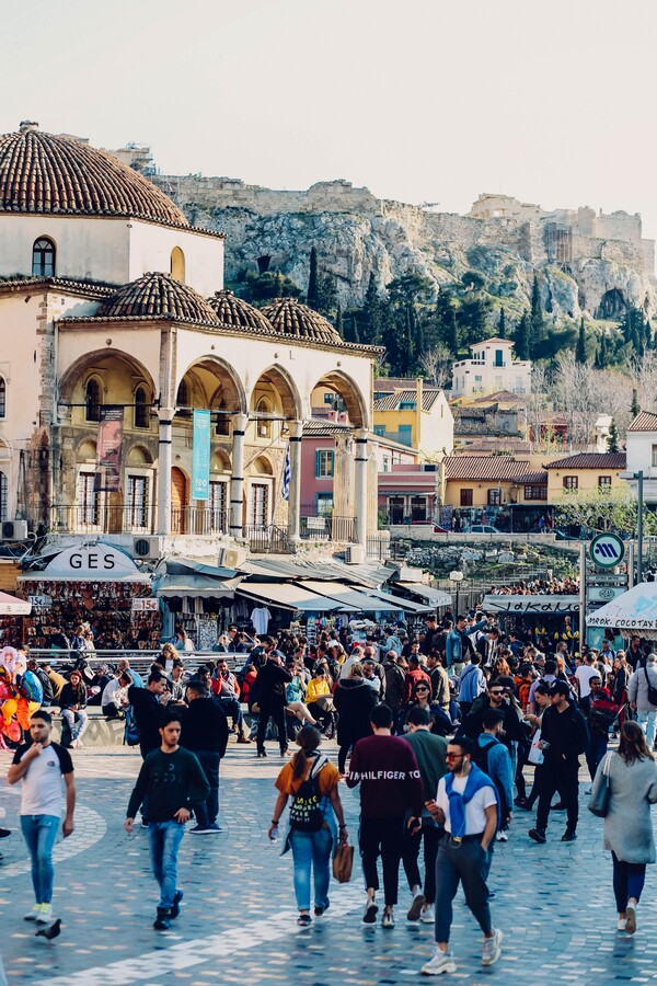 Περπατώντας από το Σύνταγμα μέχρι το Γκάζι, το μεσημέρι μιας καθημερινής