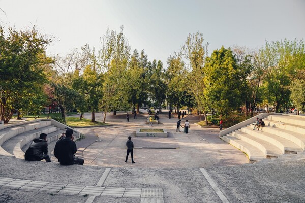 Περπατώντας από το Σύνταγμα μέχρι το Γκάζι, το μεσημέρι μιας καθημερινής