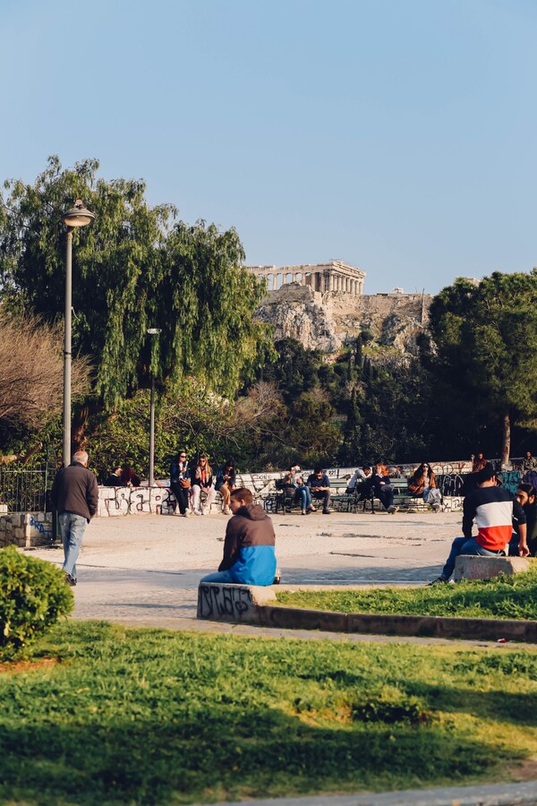 Περπατώντας από το Σύνταγμα μέχρι το Γκάζι, το μεσημέρι μιας καθημερινής