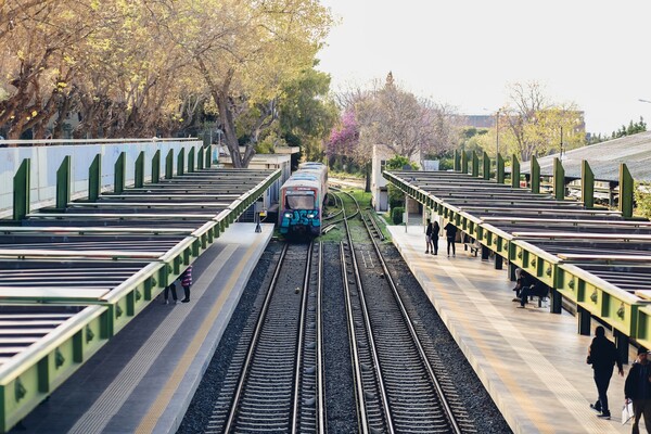 Περπατώντας από το Σύνταγμα μέχρι το Γκάζι, το μεσημέρι μιας καθημερινής