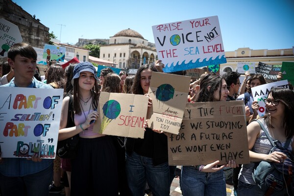 Μαθητική πορεία για την κλιματική αλλαγή στο κέντρο της Αθήνας