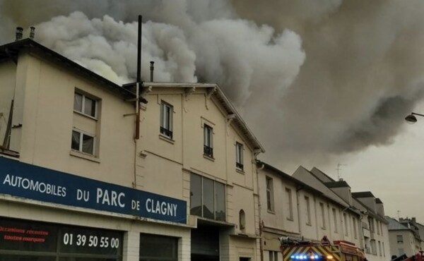 Μεγάλη φωτιά στις Βερσαλλίες - Συναγερμός στην πόλη