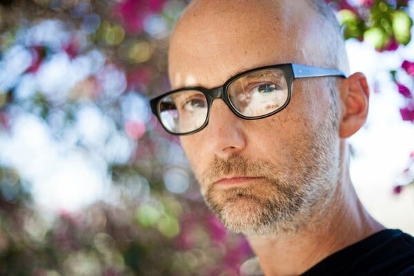 O Moby αφηγείται εκείνη τη νύχτα που έτριψε το πέος του πάνω στον Ντόναλντ Τραμπ