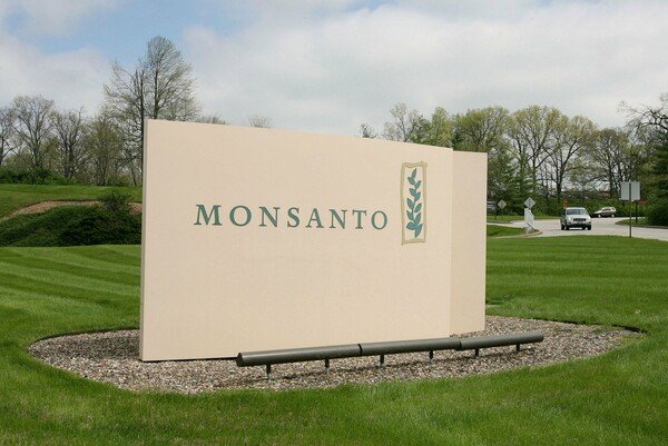 Η Monsanto «φακέλωνε» δημοσιογράφους και πολιτικούς στη Γαλλία
